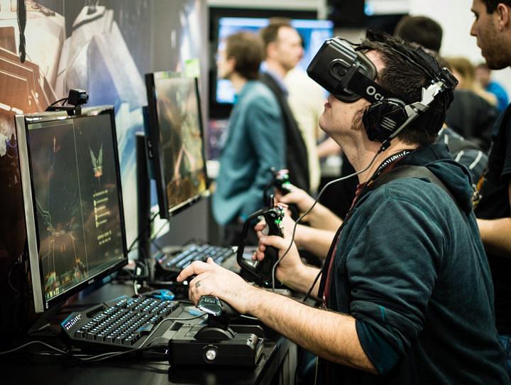 Controlling a PC game while wearing the Oculus Rift headset