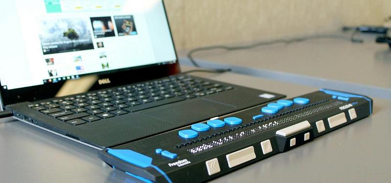 Laptop with refreshable braille display